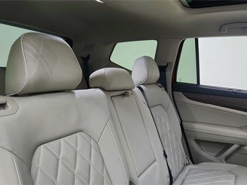 Used 2025 Volkswagen Atlas SEL Premium R-Line image 26