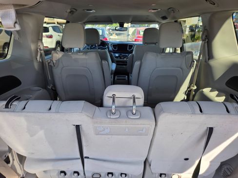 Used 2018 Chrysler Pacifica Touring Plus FWD image 9