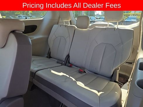Used 2017 Chrysler Pacifica Touring-L Plus w/ Advanced Safetytec Group FWD image 7