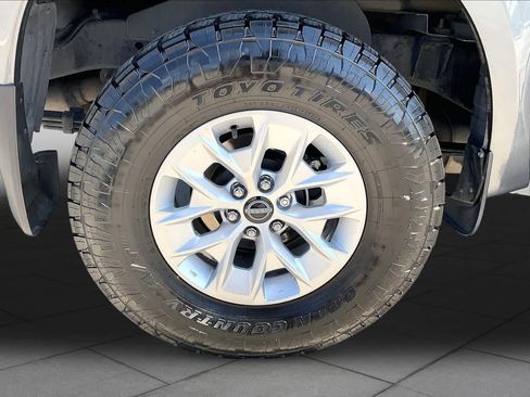 Used 2024 Nissan Frontier SV w/ Technology Package RWD image 11