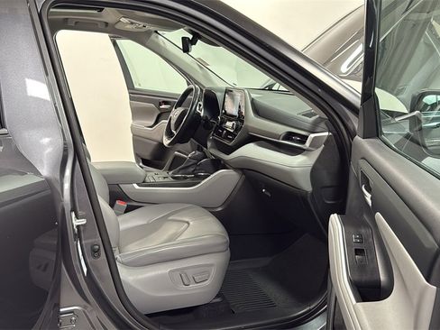 Used 2020 Toyota Highlander XLE image 19