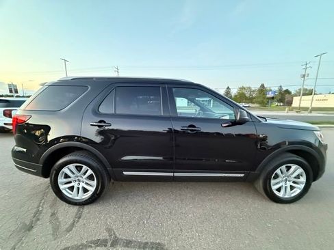 Used 2018 Ford Explorer XLT AWD/4WD image 4