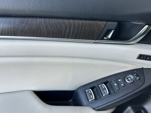 Used 2019 Honda Accord Touring image 10