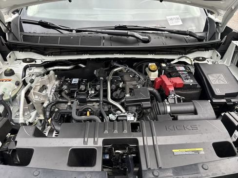 Used 2025 Nissan Kicks SR FWD image 28