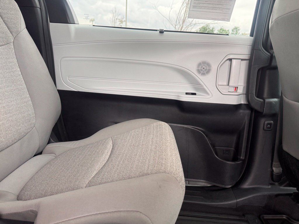 Used 2025 Toyota Sienna LE AWD/4WD image 26