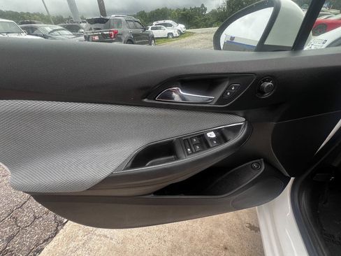 Used 2019 Chevrolet Cruze LT FWD image 17