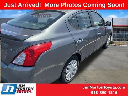Used 2017 Nissan Versa SV FWD image 5