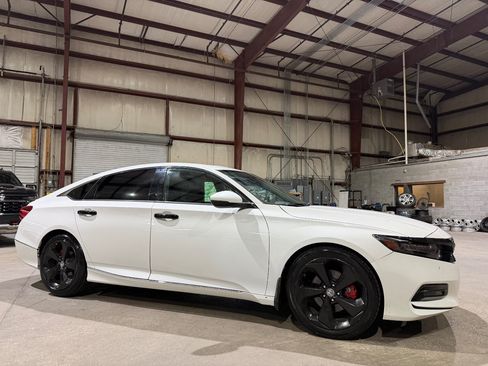 Used 2018 Honda Accord Touring image 3