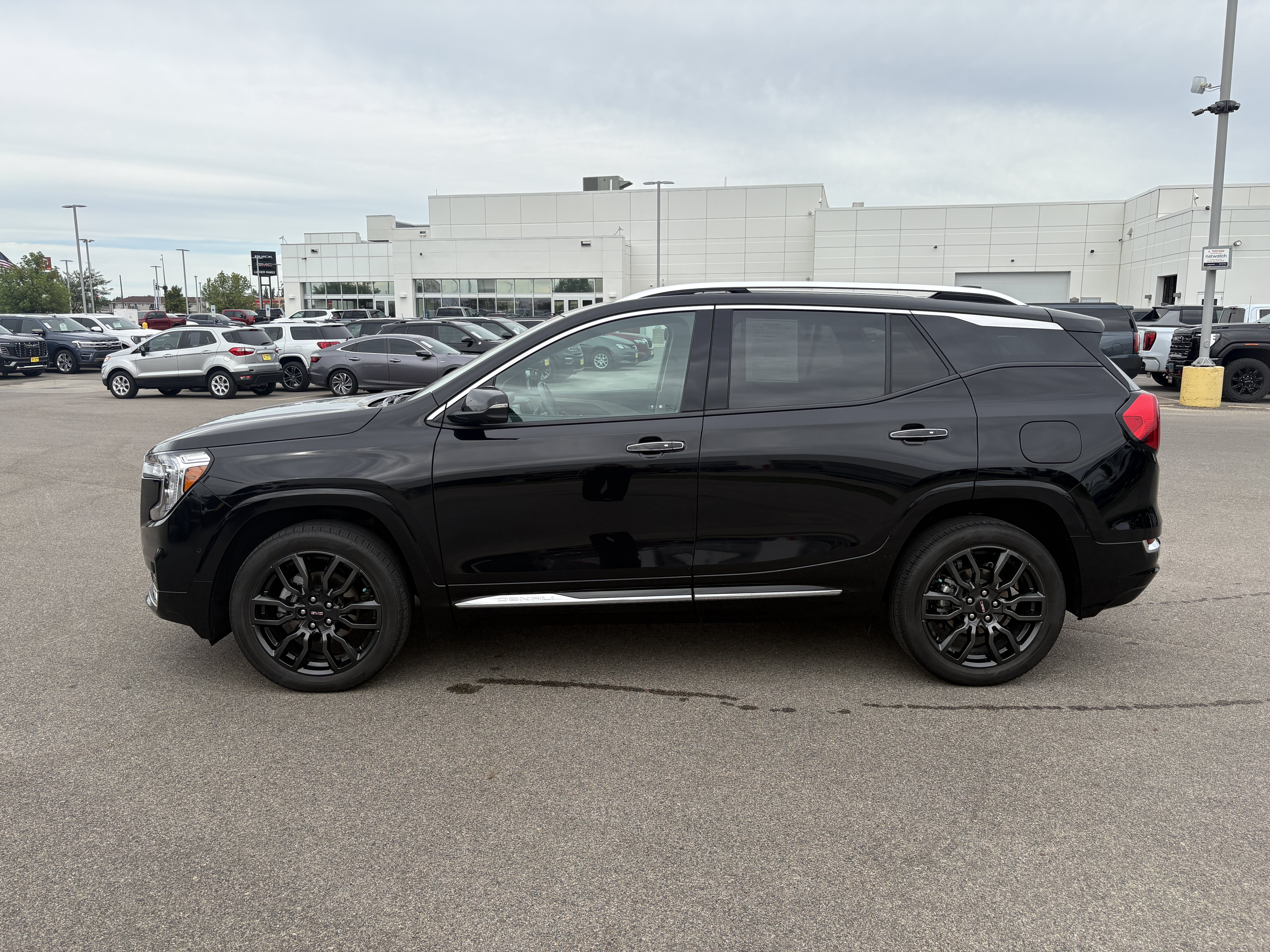 Used 2022 GMC Terrain Denali w/ Black Diamond Edition AWD/4WD image 3