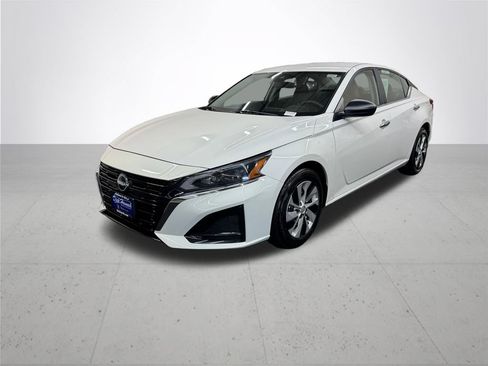 Used 2024 Nissan Altima 2.5 S FWD image 2