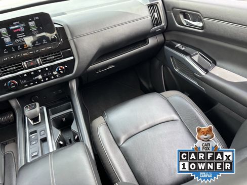 Used 2025 Nissan Pathfinder SL FWD image 17