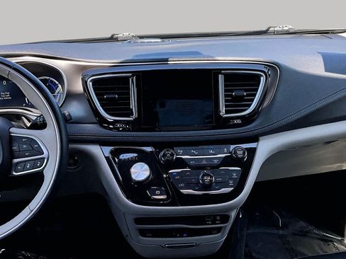 Used 2018 Chrysler Pacifica Limited w/ Advanced Safetytec Group FWD image 6