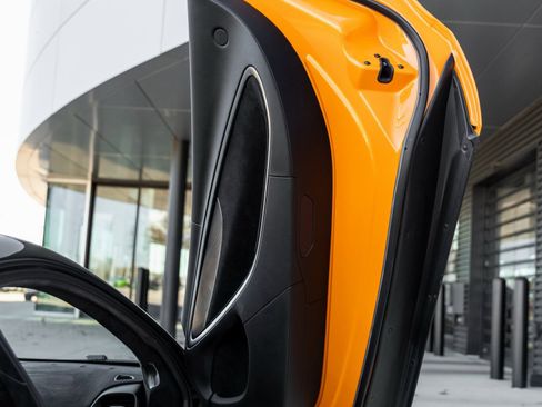 Used 2023 McLaren Artura image 30