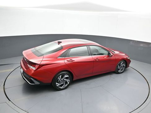 Certified 2025 Hyundai Elantra SEL image 44