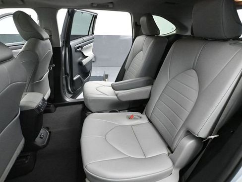 Used 2021 Toyota Highlander XLE image 40