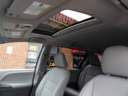 Used 2016 Toyota Sienna XLE image 24