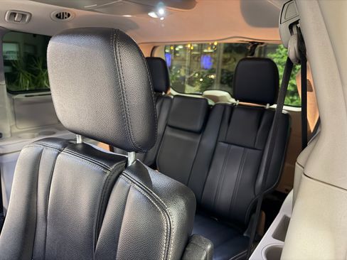 Used 2016 Chrysler Town & Country Touring-L image 22