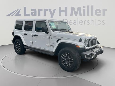 Used 2024 Jeep Wrangler Unlimited Sahara AWD/4WD image 7