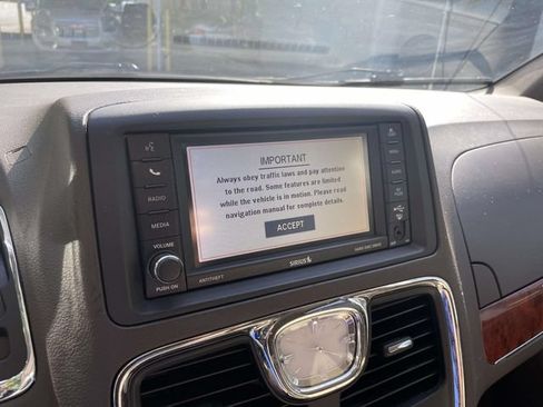 Used 2014 Chrysler Town & Country Touring FWD image 27