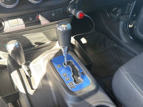 Used 2016 Jeep Wrangler Unlimited Sahara w/ Connectivity Group AWD/4WD image 92