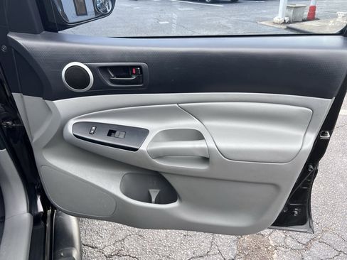 Used 2015 Toyota Tacoma Base image 23