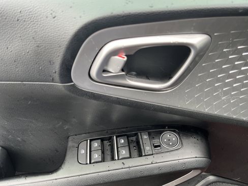 Used 2025 Kia Soul LX FWD image 18