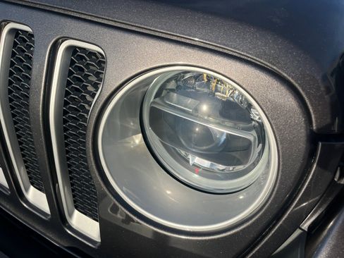 Used 2018 Jeep Wrangler Unlimited Sahara image 11