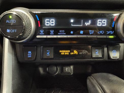 Used 2021 Toyota RAV4 XLE w/ Convenience Package image 19