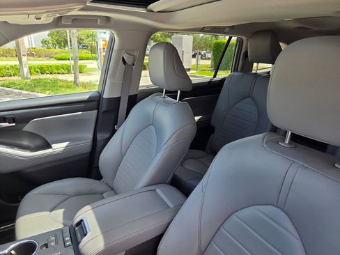 Used 2022 Toyota Highlander XLE FWD image 23