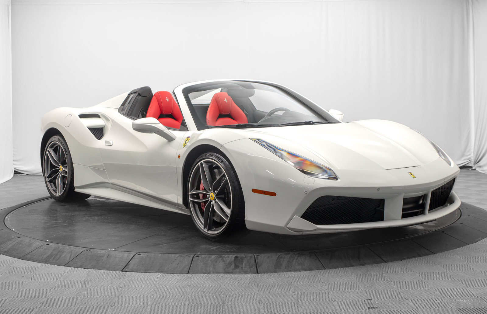 Used 2019 Ferrari 488 Spider RWD image 17