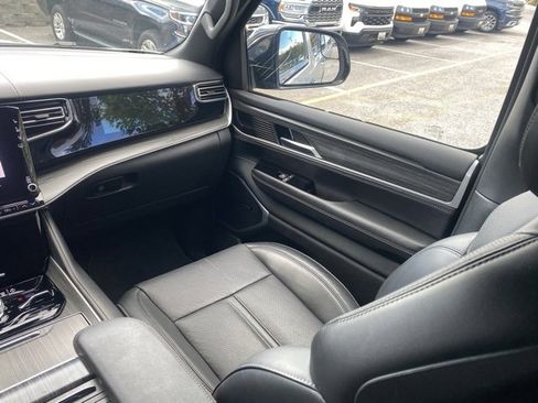 Used 2023 Jeep Wagoneer Series III w/ Preferred Equipment Group image 37