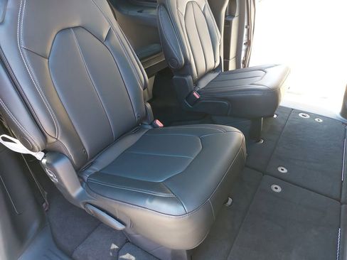 New 2025 Chrysler Pacifica Select FWD image 11
