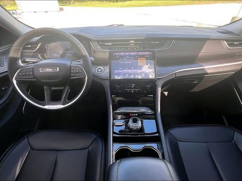 Used 2023 Jeep Grand Cherokee Limited w/ Black Appearance Package image 15