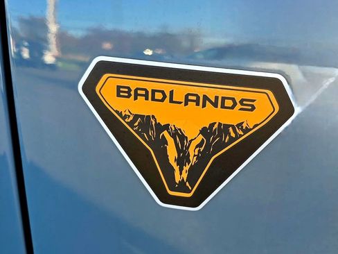Used 2022 Ford Bronco Badlands image 3