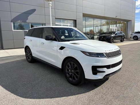 Used 2025 Land Rover Range Rover Sport image 3