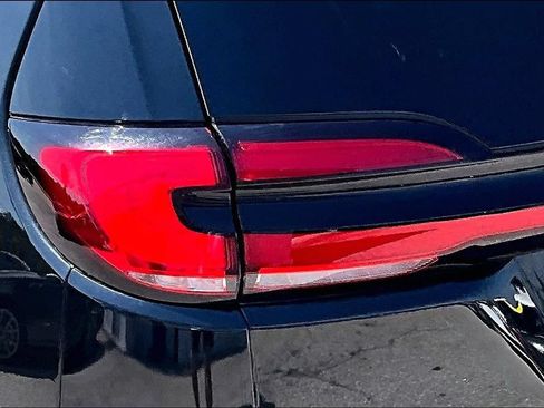 Used 2023 Chrysler Pacifica Touring-L FWD image 23