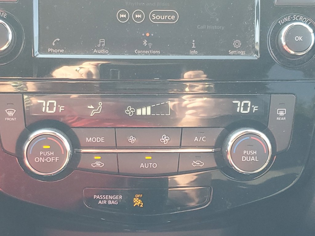 Used 2020 Nissan Rogue SV FWD image 23