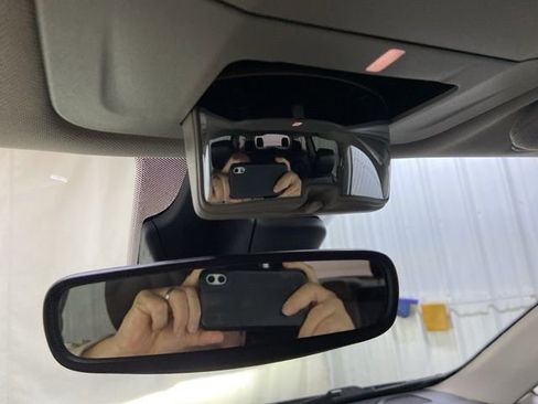 Used 2023 Chrysler Pacifica Touring-L image 40