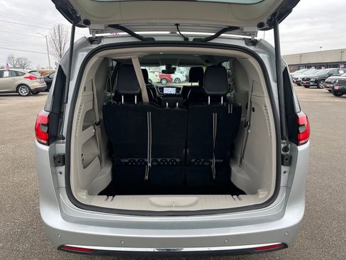 Used 2024 Chrysler Pacifica Touring-L image 38