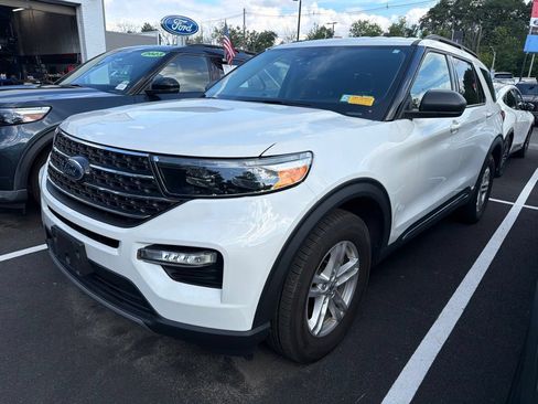 Used 2023 Ford Explorer XLT w/ Equipment Group 202A AWD/4WD image 2