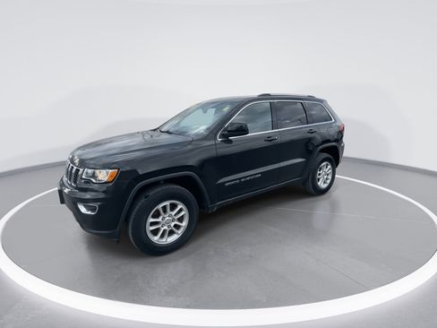 Used 2019 Jeep Grand Cherokee Laredo image 4