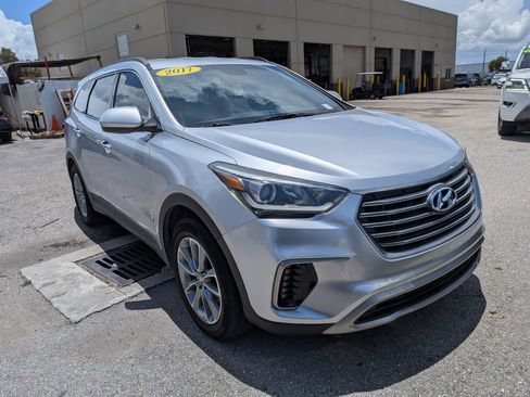 Used 2017 Hyundai Santa Fe SE FWD image 2