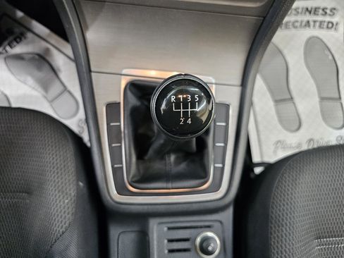 Used 2016 Volkswagen Golf S image 27