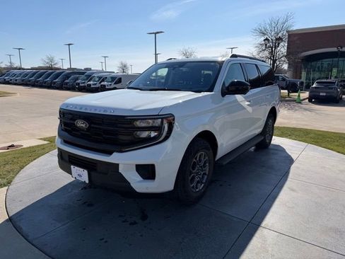 Certified 2025 Ford Expedition Active image 3