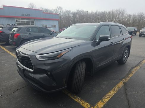 Used 2022 Toyota Highlander XLE image 1