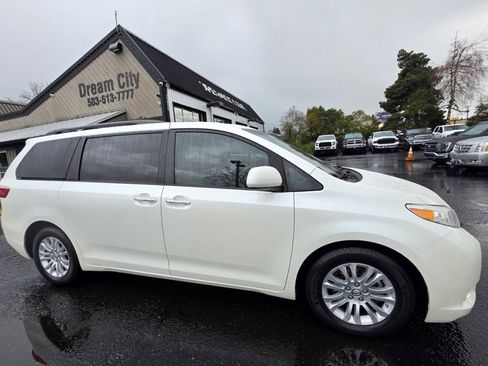 Used 2015 Toyota Sienna XLE w/ XLE Navigation Package image 2