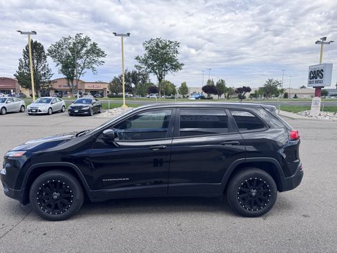 Used 2017 Jeep Cherokee Sport w/ Cold Weather Group FWD image 5
