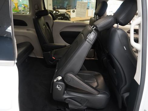 Used 2018 Chrysler Pacifica Touring-L w/ Premium Audio Group FWD image 22