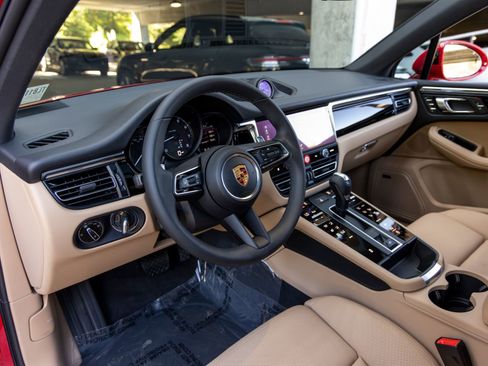 New 2026 Porsche Macan AWD/4WD image 4
