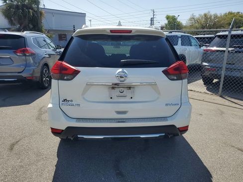 Used 2017 Nissan Rogue SV image 3